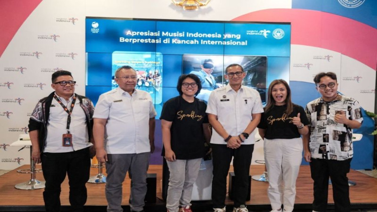 Menteri Pariwisata dan Ekonomi Kreatif Sandiaga Uno bersama Sparkling Singers dan Jefri Setiawan saat menghadiri "The Weekly Brief With Sandi Uno" di Gedung Sapta Pesona, Jakarta, Senin (7/8/2023).   (ANTARA/Kemenparekraf)