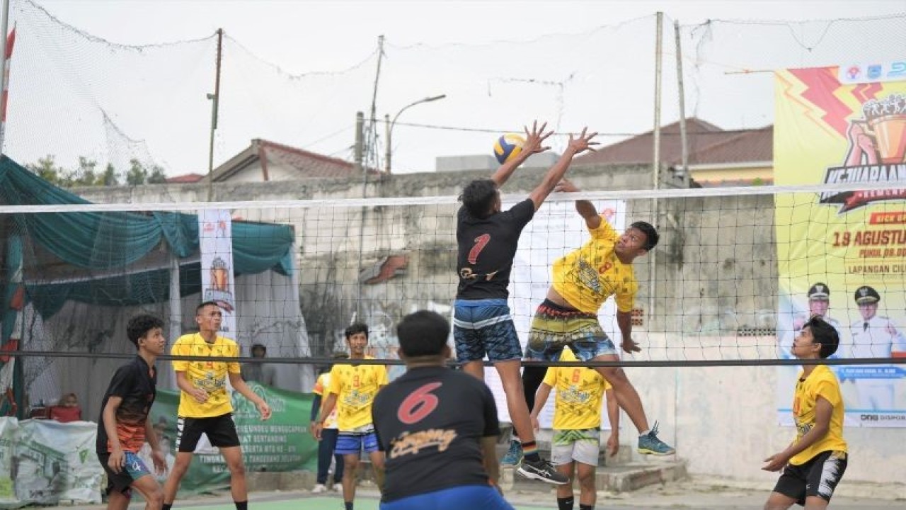 Suasana pertandingan Kejuaraan Antarkampung (Tarkam) Kemenpora 2023 cabang olahraga bola voli di Lapangan VMC, Cirendeu, Tangerang Selatan, Minggu (20/8/2023). (ANTARA/HO/KEMENPORA)