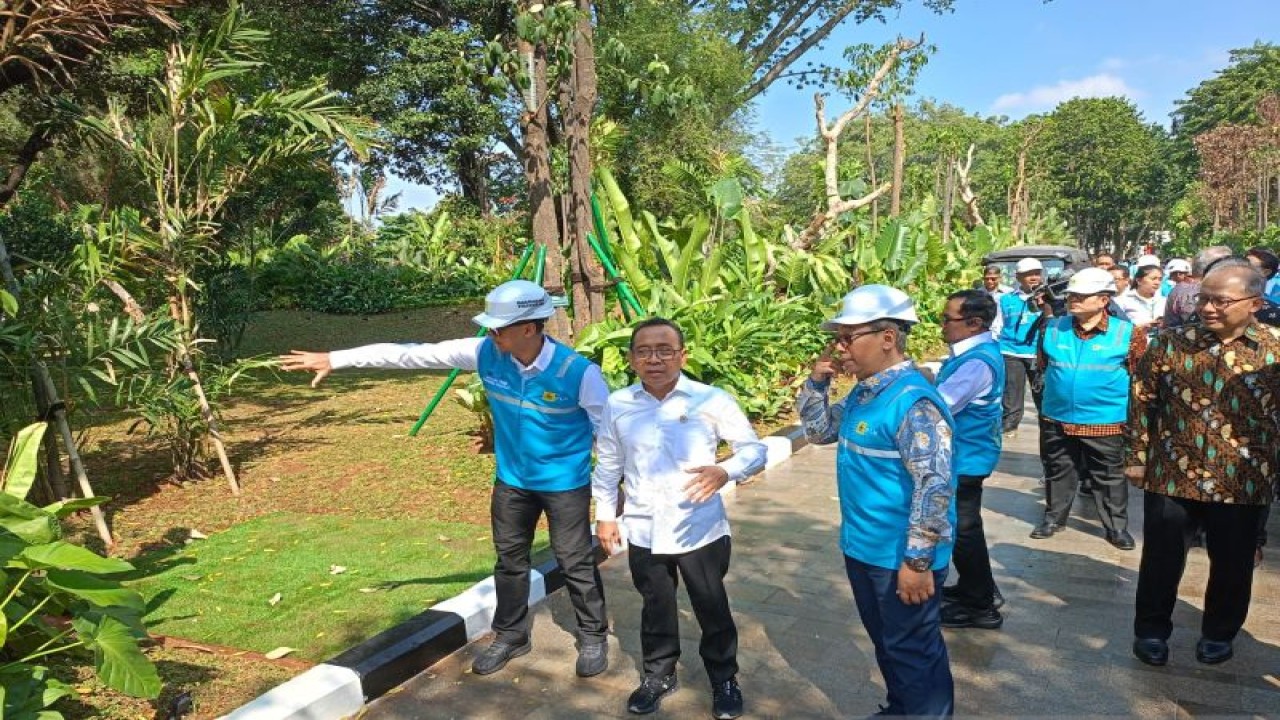 Mensesneg Pratikno (tengah) saat meresmikan revitalisasi kelistrikan Istana Kepresidenan Jakarta  di Power House PLN, Kompleks Istana Kepresidenan, Jakarta, Selasa (1/8/2023). (ANTARA/Rangga Pandu Asmara Jingga)