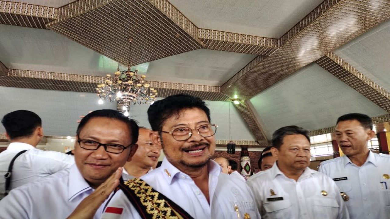 Menteri Pertanian (Mentan) Syahrul Yasin Limpo saat memberi keterangan terkait kondisi stok cadangan pangan, setelah menghadiri rapat koordinasi antisipasi dampak iklim El Nino Provinsi Lampung, di Lampung Tengah, Rabu (2/8/2023). ANTARA/Ruth Intan Sozometa Kanafi