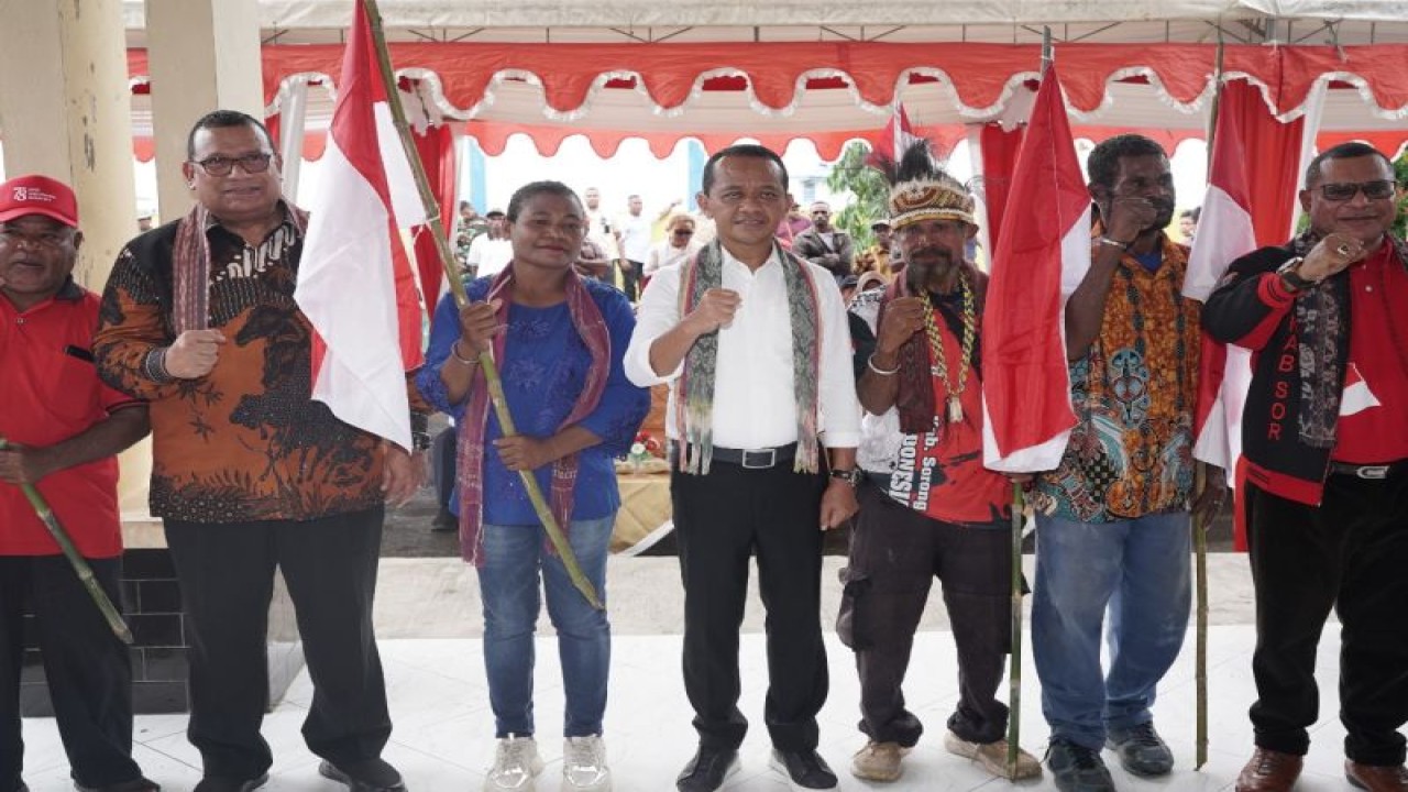 Menteri Investasi/Kepala Badan Koordinasi Penanaman Modal (BKPM) Bahlil Lahadalia (tengeh kemeja putih) melepas sebanyak 2 juta bendera Merah Putih di kawasan KEK Sorong, Papua Barat Daya, akhir pekan lalu. (ANTARA/HO-Kementerian Investasi/BKPM)