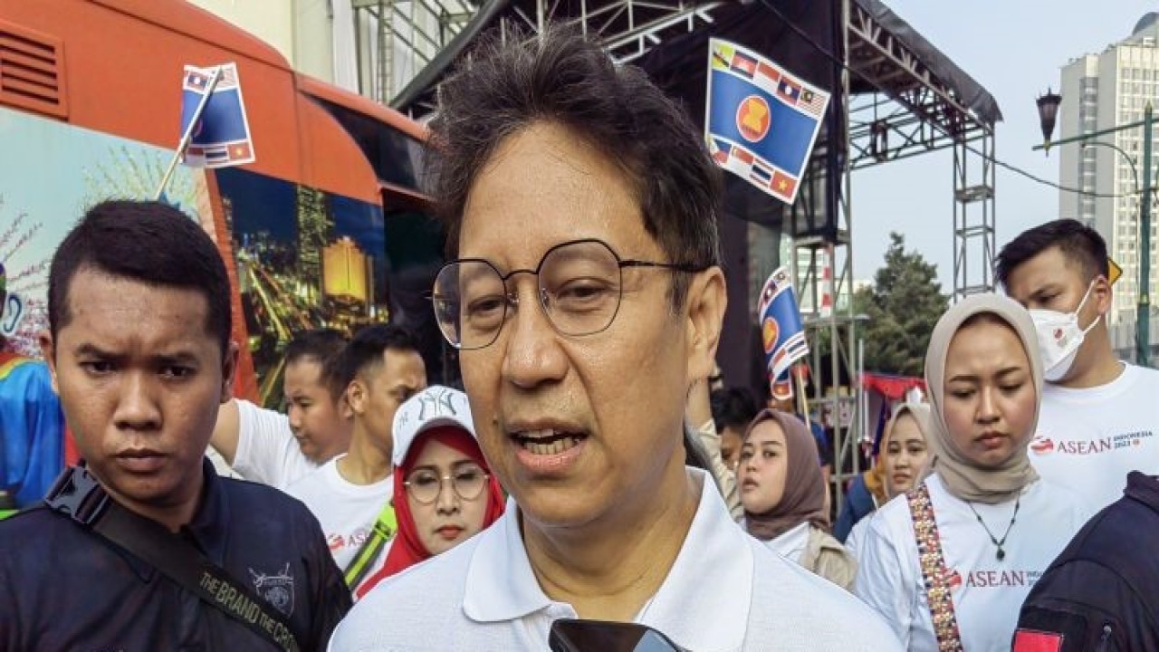 Menteri Kesehatan Budi Gunadi Sadikin mengemukakan pentingnya penerapan gaya hidup sehat pada acara hari bebas kendaraan bermotor di Jalan M.H. Thamrin, Jakarta Pusat, Minggu (27/8/2023). (ANTARA/Sugiharto Purnama)