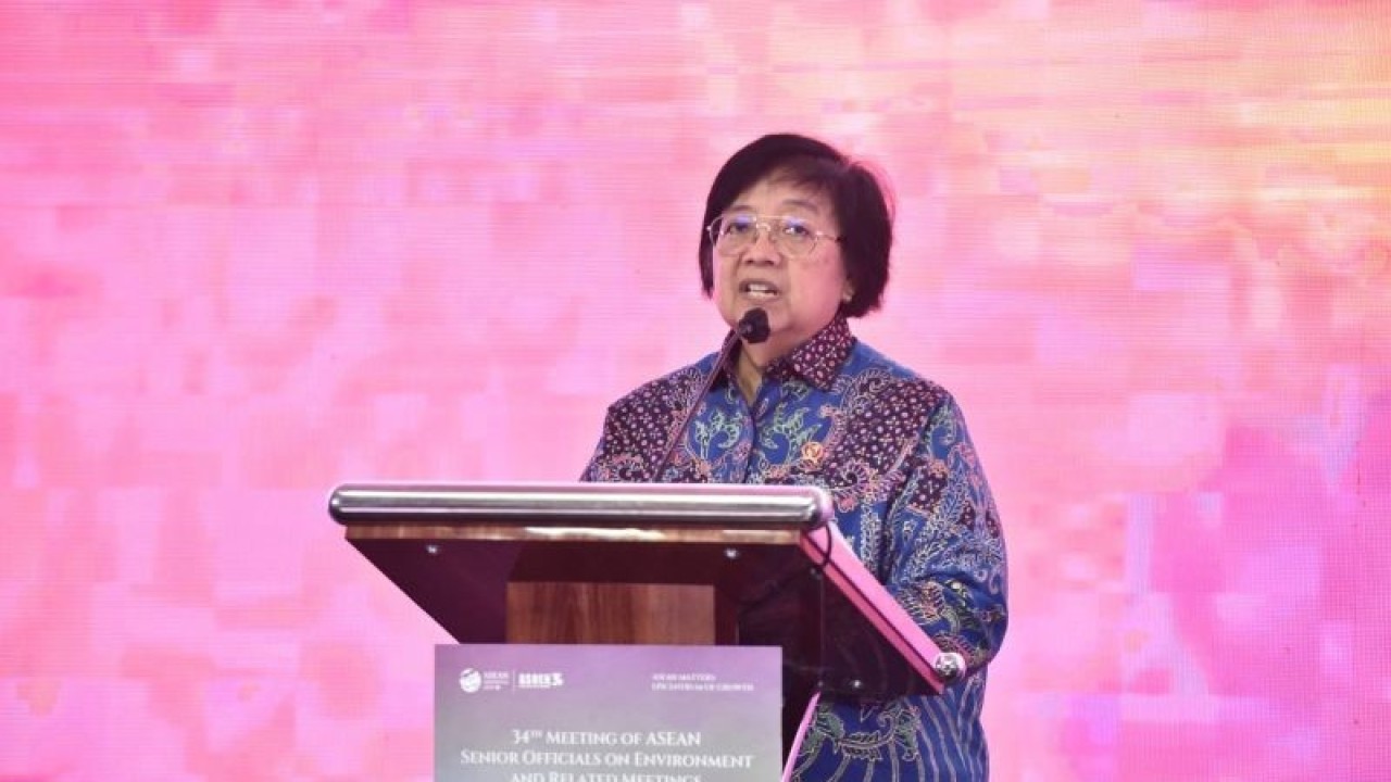 Menteri Lingkungan Hidup dan Kehutanan (LHK) Siti Nurbaya Bakar pada pembukaan ASEAN Senior Officials on the Environment (ASOEN) ke-34 di Bogor, Jawa Barat, Selasa (1/8/2023). (ANTARA/HO-KLHK)