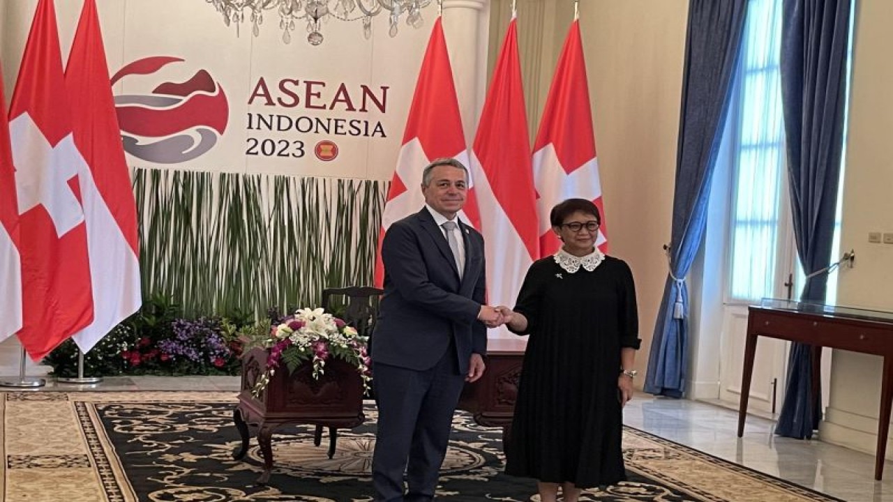 Menteri Luar Negeri Retno Marsudi (kanan) berjabat tangan dengan Menteri Luar Negeri Swiss Ignazio Cassis (kiri) sebelum melakukan pertemuan bilateral di Gedung Pancasila, Jakarta, Rabu (2/8/2023). (ANTARA/Yashinta Difa)
