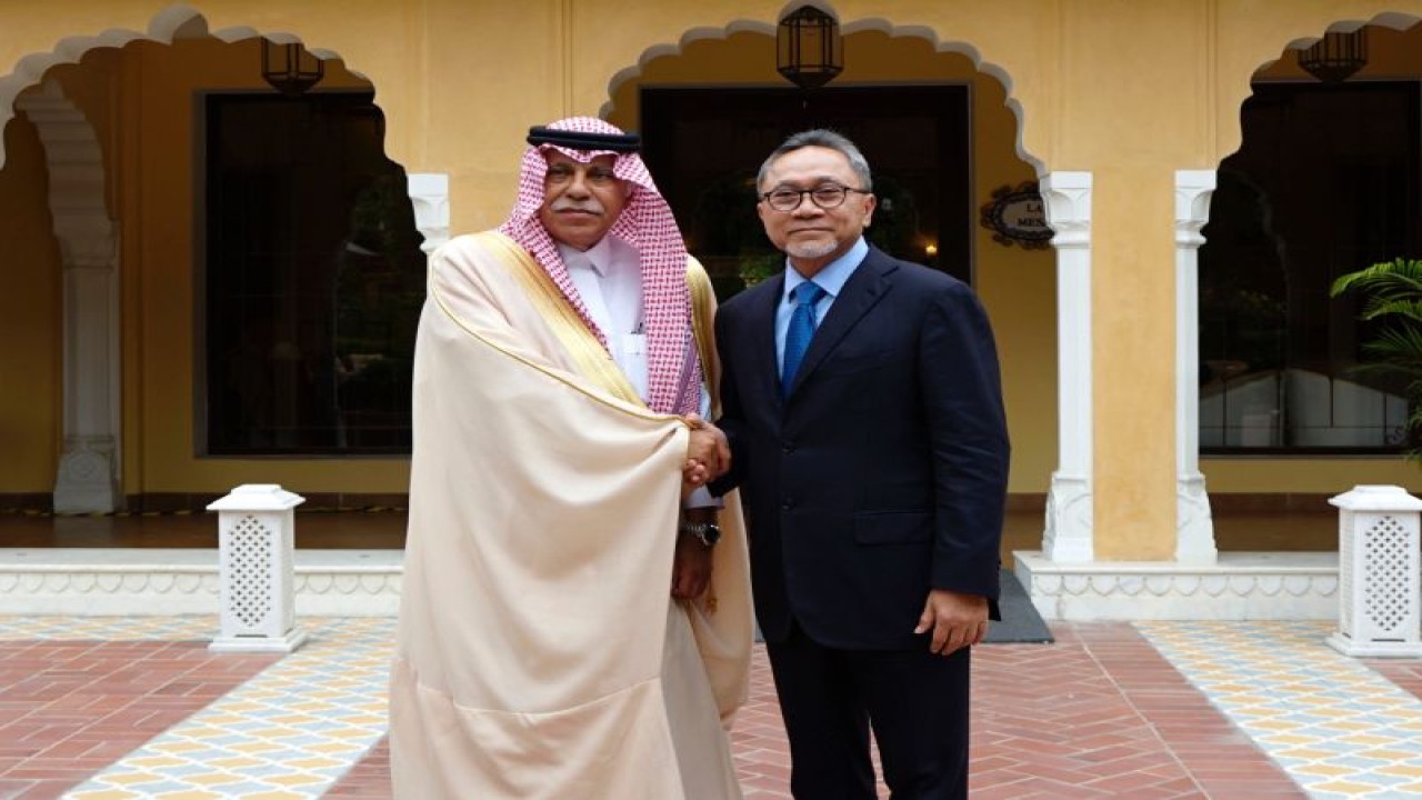 Menteri Perdagangan Arab Saudi Majid bin Abdullah Al-Qasabi (kiri) dan Menteri Perdagangan Indonesia Zulkifli Hasan saat pertemuan bilateral di sela G20 Trade and Investment Ministerial Meeting (TIMM) di Jaipur, India, Kamis (24/8/2023). (ANTARA/HO-Kemendag)