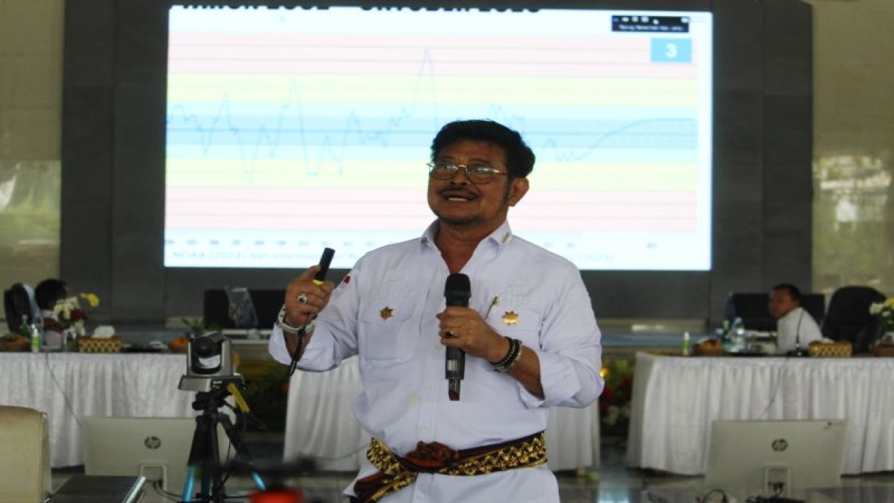Menteri Pertanian Republik Indonesia Syahrul Yasin Limpo saat menghadiri dan memberi arahan dalam rapat koordinasi antisipasi dampak iklim El Nino Provinsi Lampung di Lampung Tengah, Rabu (2/8/2023). ANTARA/Ruth Intan Sozometa Kanafi.