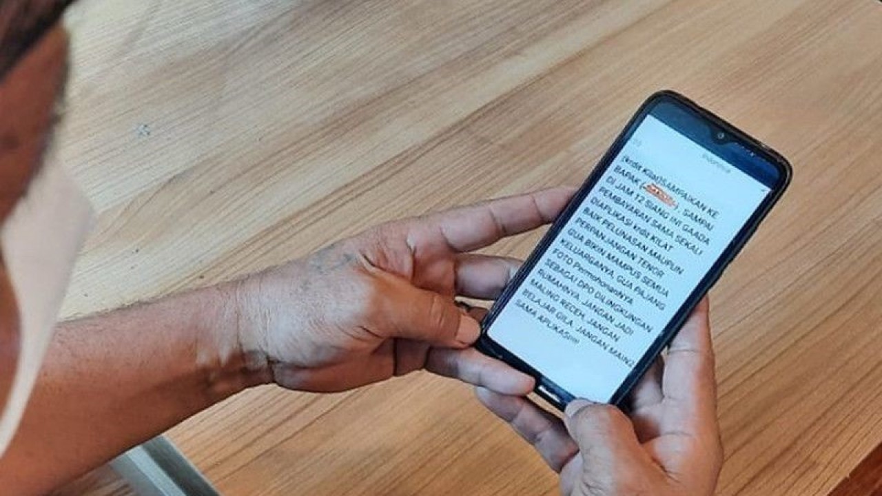 Ilustrasi - Korban pinjaman 'online' ilegal memperlihatkan sms ancaman yang diterimanya dari aplikasi pinjol ilegal (ANTARA/Laily Rahmawaty/aa)