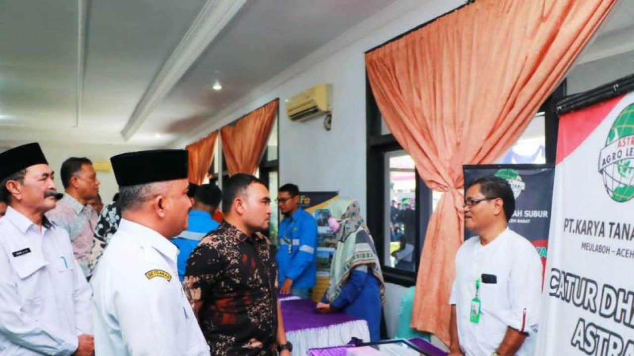 Asisten Pemerintahan dan Keistimewaan Aceh Setdakab Aceh Barat Mirsal meninjau pelaksanaan bursa kerja melalui ajang Meulaboh Job Fair 2023, dipusatkan, di Kompleks Dinas Transmigrasi dan Tenaga Kerja (Distransnaker), di Meulaboh, Rabu (2/8/2023). ANTARA/HO-Dok Pemkab Aceh Barat