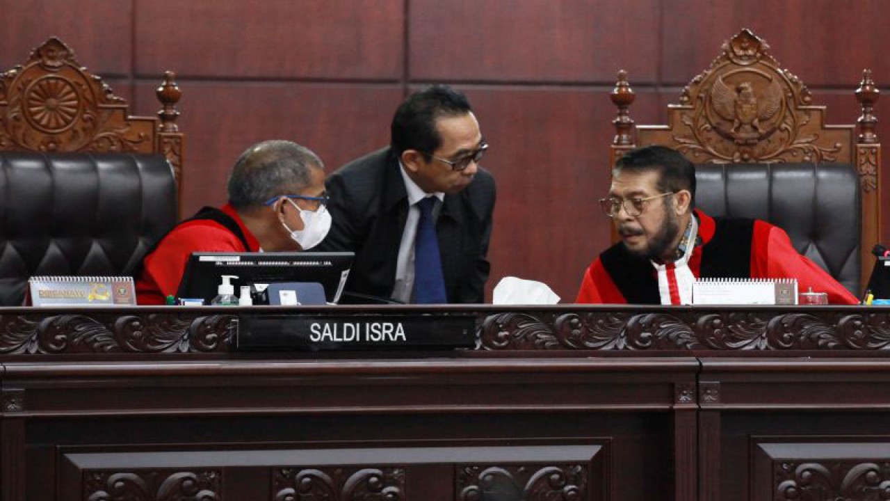 Ketua Majelis Hakim Mahkamah Konstitusi (MK) Anwar Usman (kanan) berbincang dengan Hakim Konstitusi Saldi Isra (kiri) saat memimpin jalannya sidang Pengujian Materiil Undang-Undang Nomor 7 Tahun 2017 tentang Pemilihan Umum di Gedung MK, Jakarta, Selasa (29/8/2023). Sidang tersebut beragendakan mendengarkan keterangan ahli pihak terkait Perludem dan keterangan pihak terkait lainnya. ANTARA FOTO/Reno Esnir/nym. (ANTARA FOTO/RENO ESNIR)