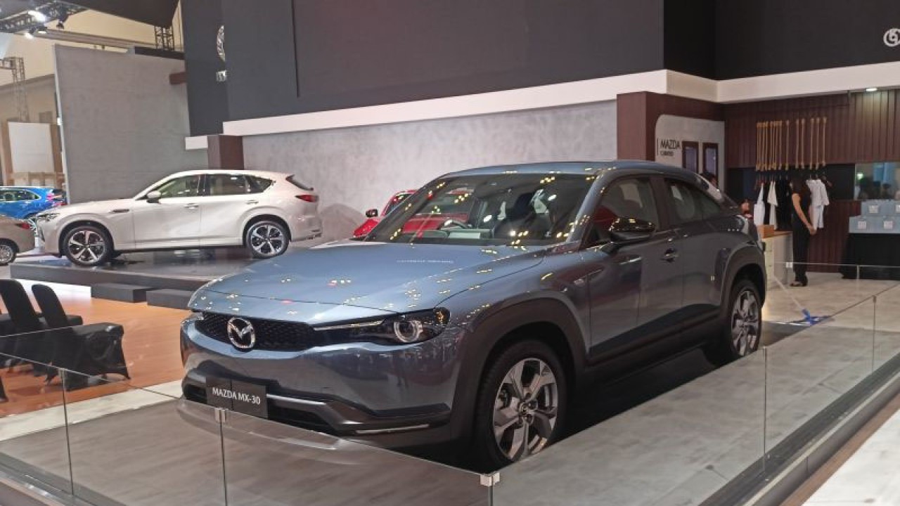 Booth Mazda di gelaran Gaikindo Indonesia International Auto Show (GIIAS) 2023, ICE BSD, Tangerang, Kamis (10/8/2023) (ANTARA/Fathur Rochman)