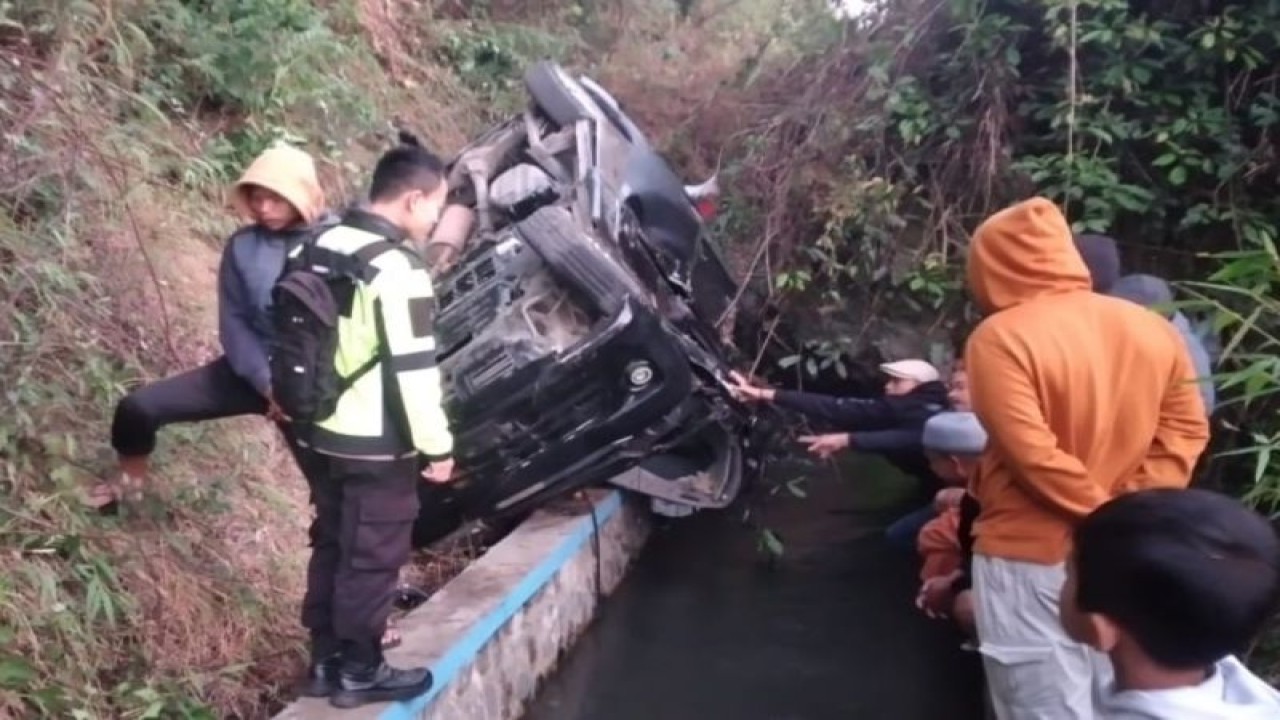 Polisi dan masyarakat berupaya mengevakuasi mobil yang masuk jurang di Blok Punclut, Kampung Burujul, Desa Banjarwangi, Kecamatan Banjarwangi, Kabupaten Garut, Jawa Barat, Senin (21/8/2023). ANTARA/HO-Polsek Banjarwangi.