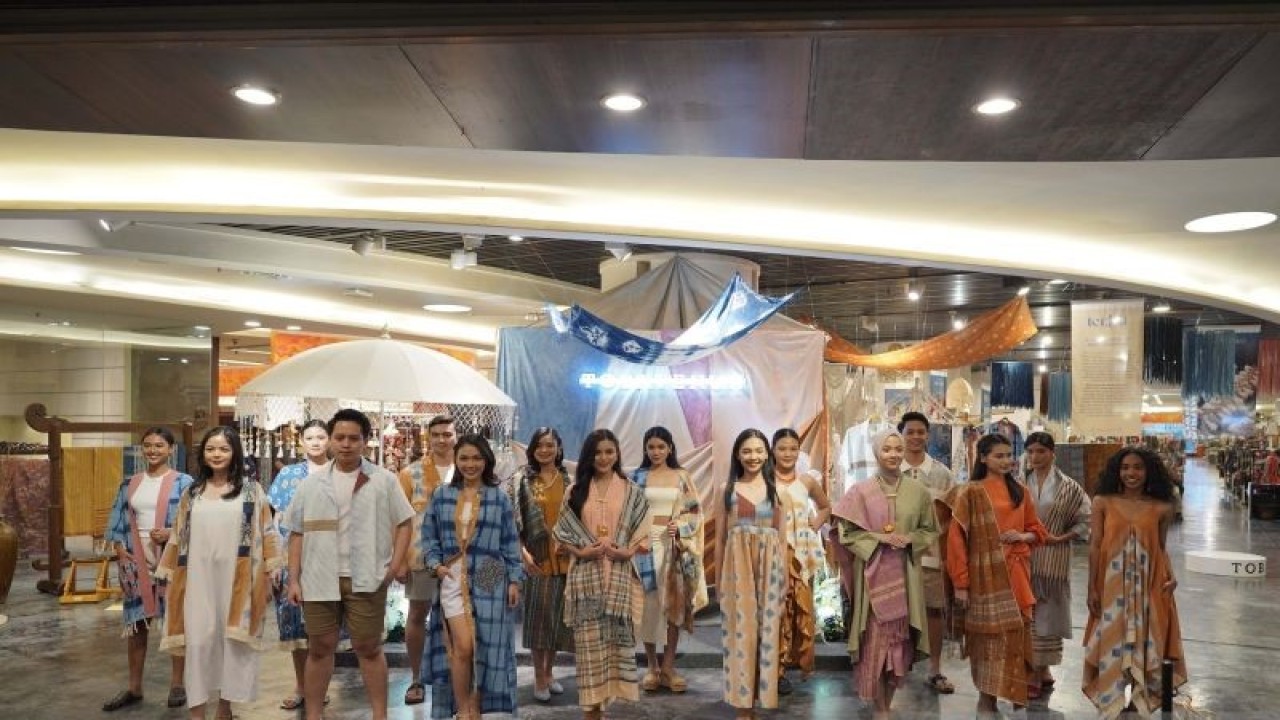 Model peragakan koleksi resort wear 'Terbit' dari Tobatenun (ANTARA/H.O Tobatenun)