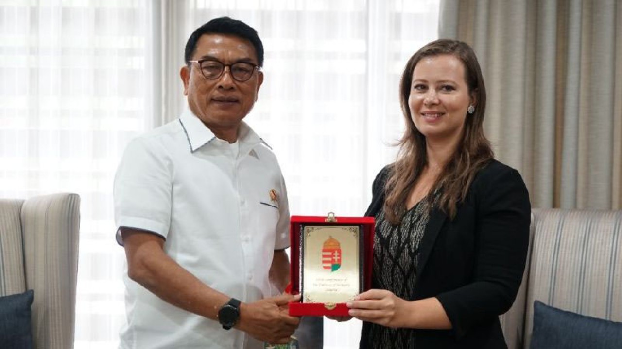 Kepala Staf Kepresidenan Moeldoko (kiri) menerima kunjungan Duta Besar Hungaria untuk Indonesia Lilla Karsay (kanan) di Kantor Staf Kepresidenan, Jakarta, Senin (7/8/2023). ANTARA/HO-KSP