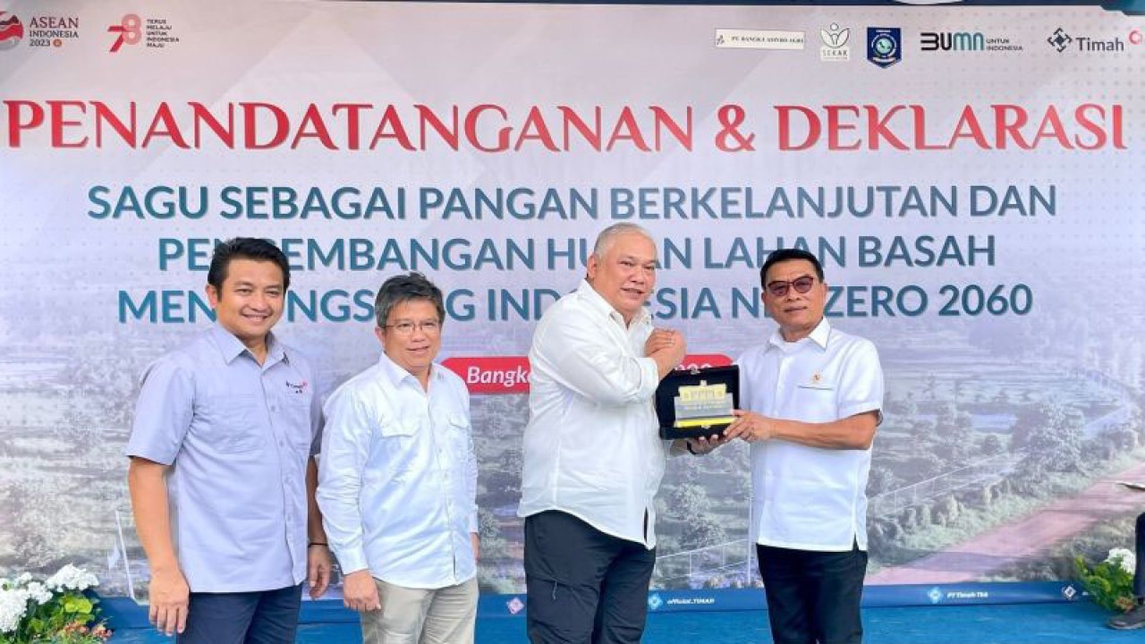 Kepala Staf Kepresidenan Moeldoko (kanan) menghadiri acara penandatanganan dan deklarasi sagu sebagai pangan berkelanjutan dan pengembangan hutan lahan basah menuju Indonesia Net Zero 2060 di Wisata Kampoeng Reklamasi Air Jangkang, Bangka, Kepulauan Bangka Belitung, Selasa (8/8/2023). (ANTARA/HO-Kantor Staf Presiden)
