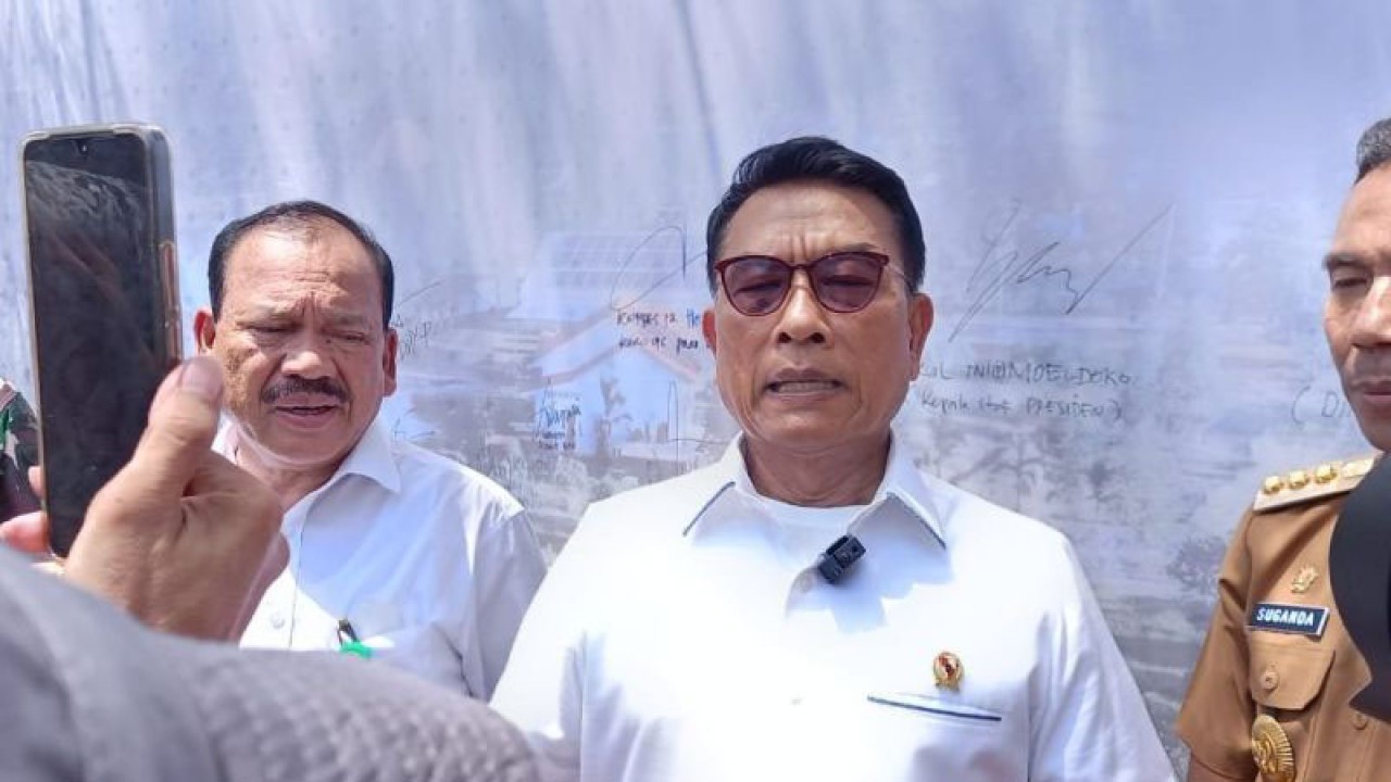 Kepala Kantor Staf Kepresidenan (KSP) Republik Indonesia Moeldoko usai pencanangan sejuta penanaman sagu di Kampung Reklamasi PT Timah Tbk di Desa Air Jangkang Bangka, Selasa (8/8/2023. (Aprionis)