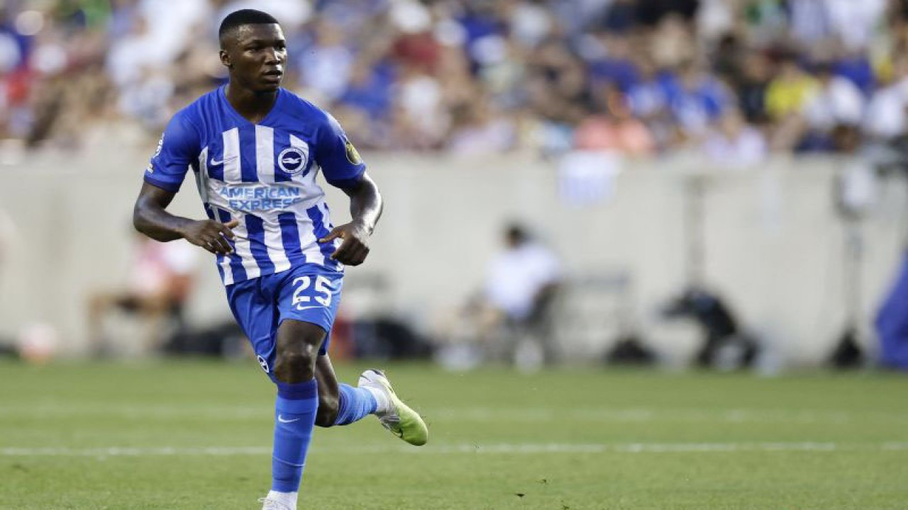 Moises Caicedo saat bermain untuk Brighton & Hove Albion dalam pertandingan melawan Newcastle di Red Bull Arena, New Jersey, Amerika Serikat pada 28 Juli 2023. ANTARA/AFP/ADAM HUNGER
