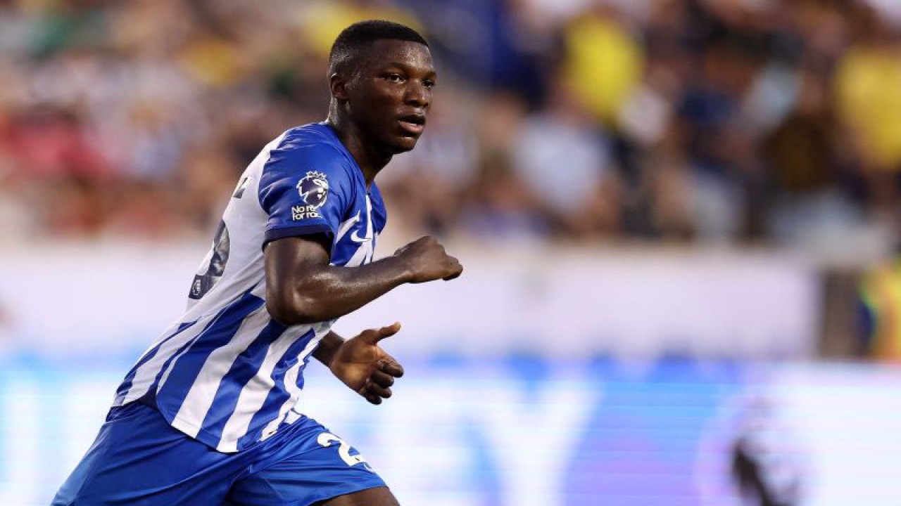 Moises Caicedo resmi gabu​​​​ng Chelsea dari Brighton & Hove Albion pada Senin 14 Agu​​​​stu​​​​s 2023. ANTARA/AFP/TIM NWACHUKWU