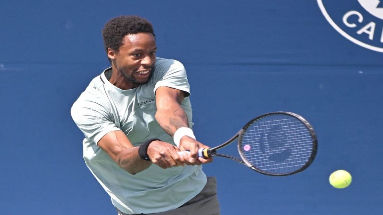 Petenis Prancis Gael Monfils beraksi dalam pertandingan babak ketiga ATP Toronto Masters melawan petenis Yunani Stefanos Tsitsipas di Stadion Sobeys, Toronto, Ontario, Kanada, Rabu (9/8/2023). (ANTARA/REUTERS/USA TODAY Sports/Dan Hamilton)