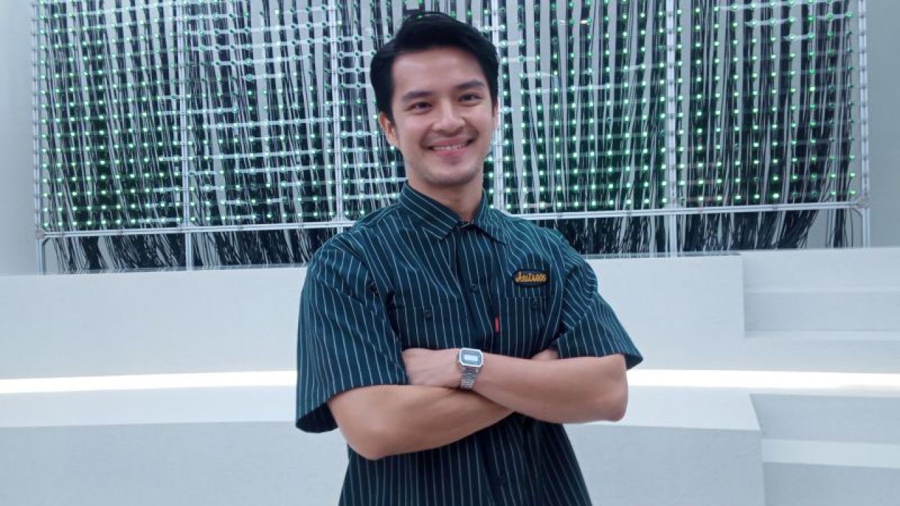 Figur publik Morgan Oey saat ditemui pada sebuah jumpa pers di kawasan Kebayoran Lama, Jakarta Selatan pada Selasa (8/8). (ANTARA/Farhan Arda Nugraha)