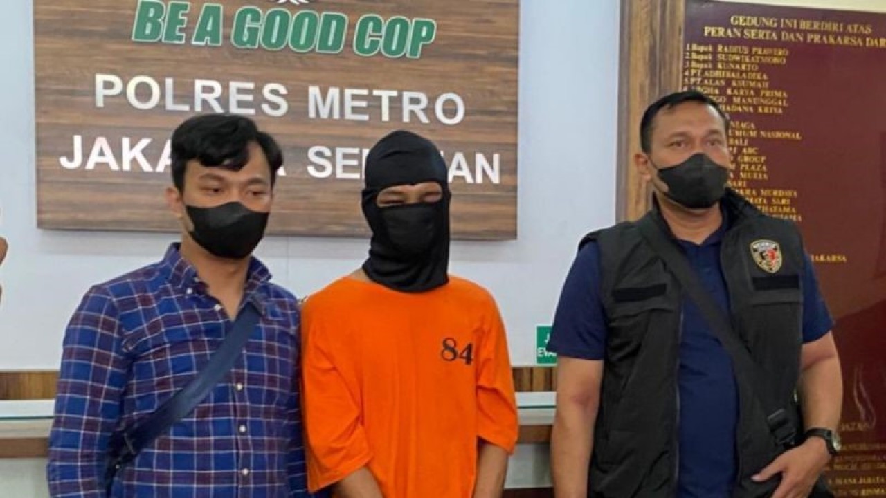 Pelaku pembunuhan terhadap tetangga berinisial ER (40) karena tersinggung ditagih utang Rp2 juta oleh korban, Jakarta, Selasa (29/8/2023). ANTARA/Luthfia Miranda Putri