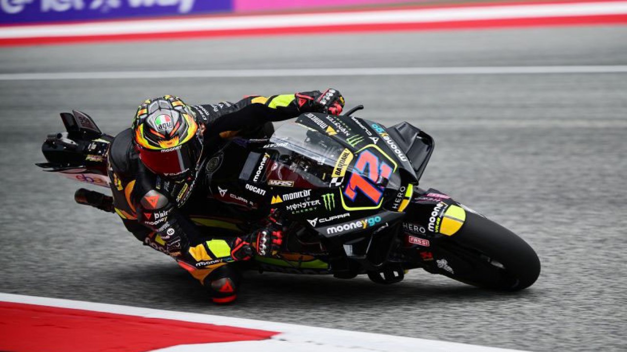 Pembalap Mooney VR46 Racing Team Marco Bezzecchi melaju saat sesi latihan bebas (FP) kedua di Sirkuit Red Bull RIng, Spielberg, Austria, pada 18 Agustus 2023, jelang MotoGP Austria akhir pekan ini. (ANTARA/AFP/JURE MAKOVEC)