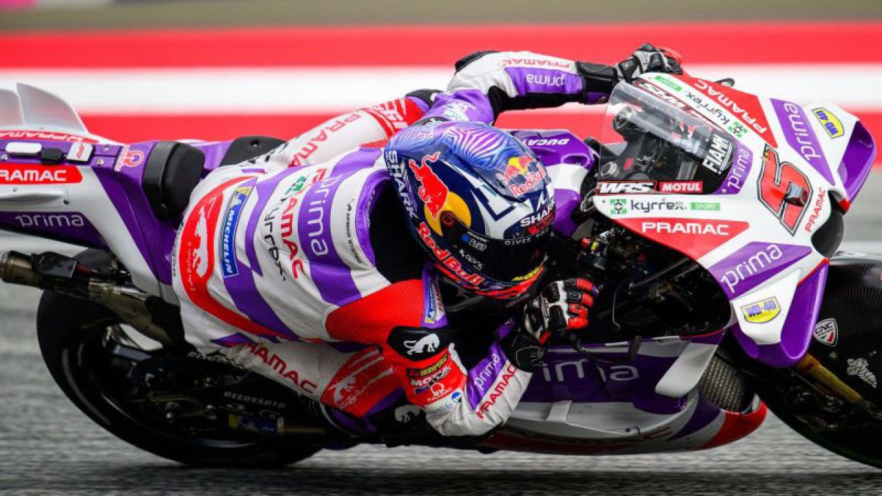 Pembalap Prima Pramac Racing Johann Zarco melaju saat sesi latihan bebas di Sirkuit Red Bull Ring, Spielberg, Austria pada 18 Agustus 2023, jelang MotoGP Austria. (ANTARA/AFP/JURE MAKOVEC)