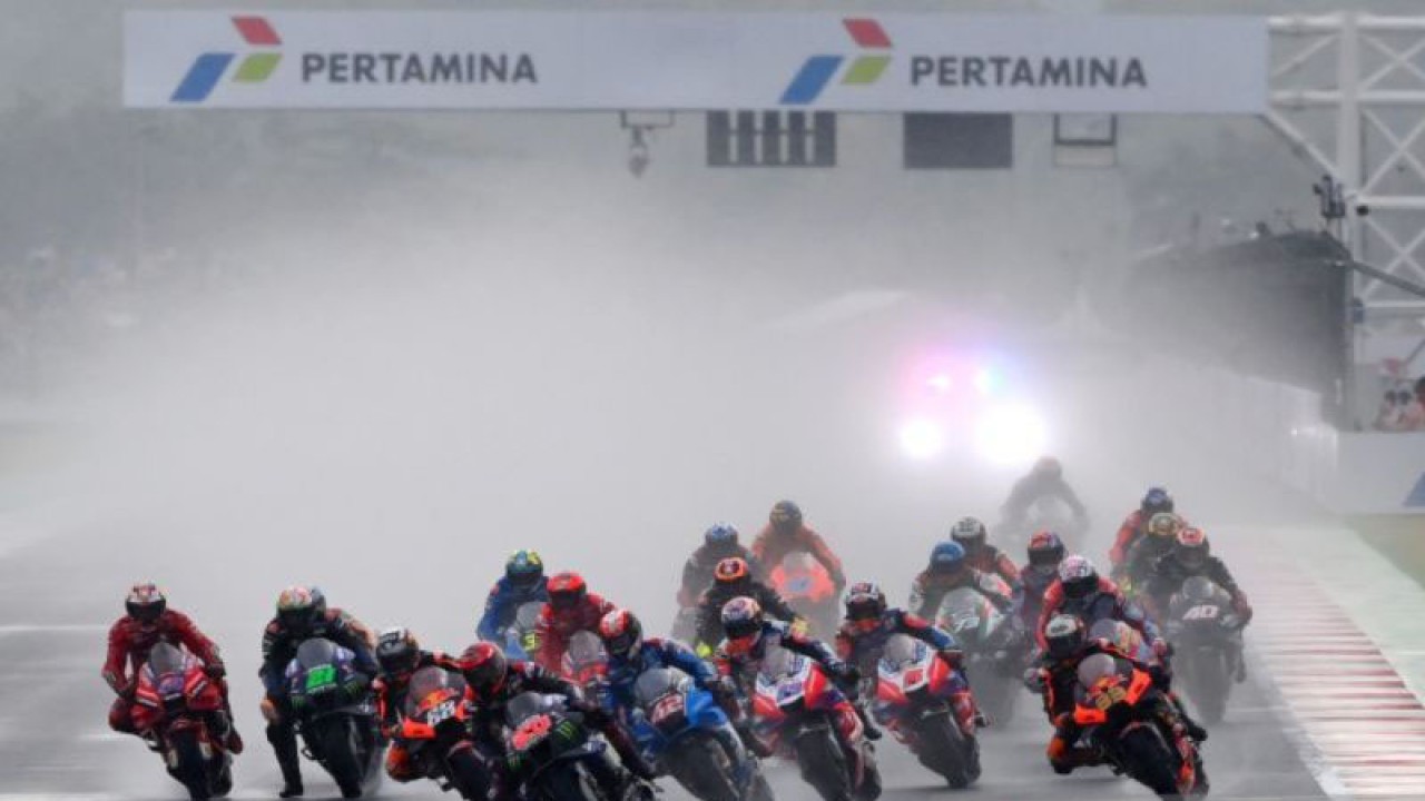 Sejumlah pembalap melaju saat balapan MotoGP seri Pertamina Grand Prix of Indonesia di Pertamina Mandalika International Street Circuit, Lombok Tengah, NTB, Minggu (20/3/2022). Pembalap Red Bull KTM Factory Racing Miguel Oliveira berhasil menjadi juara pertama diikuti pembalap Monster Energy Yamaha Fabio Quartararo dan pembalap Pramac Racing Johann Zarco. ANTARA FOTO/Andika Wahyu/foc.