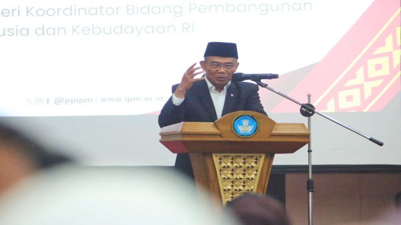 Menteri Koordinator Bidang Pembangunan Manusia dan Kebudayaan (Menko PMK) Muhadjir Effendy saat menutup Muktamar ke-23 Pengurus Pusat Ikatan Pelajar Muhammadiyah yang digelar di Medan, Sumatera Utara. (ANTARA/HO-Kemenko PMK)