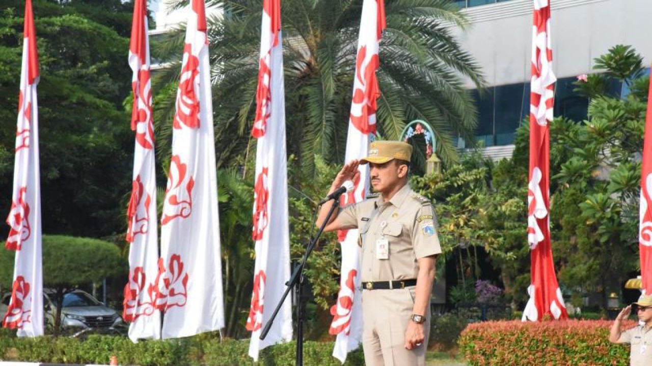 Wali Kota Administrasi Jakarta Timur Muhammad Anwar saat memberikan sambutan pada apel yang diikuti aparatur sipil negara (ASN) di Kantor Wali Kota Jaktim, Cakung, Senin (21/8/2023). ANTARA/HO-Kominfotik Jakarta Timur