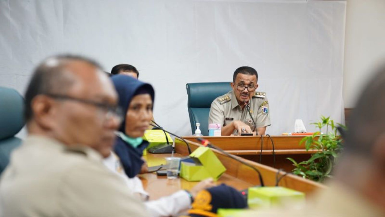 Wali Kota Jaktim Muhammad Anwar saat memimpin Rapat Koordinasi persiapan penyelenggaraan KTT ASEAN 2023 di Ruang Rapat Khusus Kantor Wali Kota Jaktim, Senin (21/8/2023). ANTARA/HO-Kominfotik Jakarta Timur