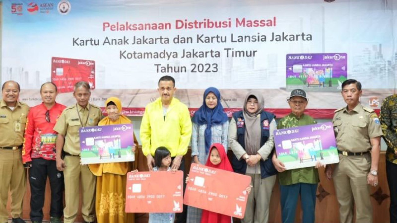 Wali Kota Administrasi Jakarta Timur Muhammad Anwar memberikan bantuan sosial (bansos) secara simbolis kepada penerima Kartu Lansia Jakarta (KLJ), Kartu Anak Jakarta (KAJ), Kartu Penyandang Disabilitas (KPD) dan Kartu Peduli Anak dan Remaja (KPAR) di Kantor Kecamatan Ciracas, Jakarta Timur, Selasa (22/8/2023). ANTARA/HO-Kominfotik Jakarta Timur