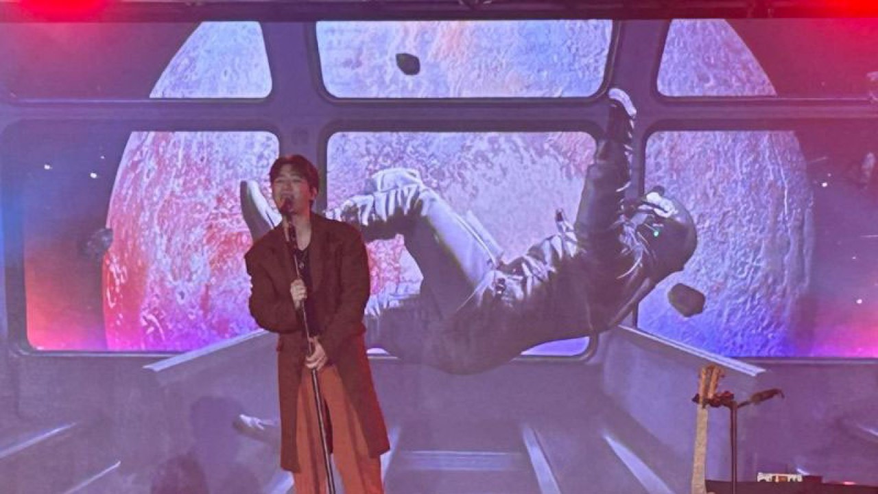 Musisi Krist Perawat saat tampil dalam konser solonya bertajuk "Krist Solo Concert in Jakarta 2023" di jakarta, Sabtu (19/8/2023). (ANTARA/Vinny Shoffa Salma)