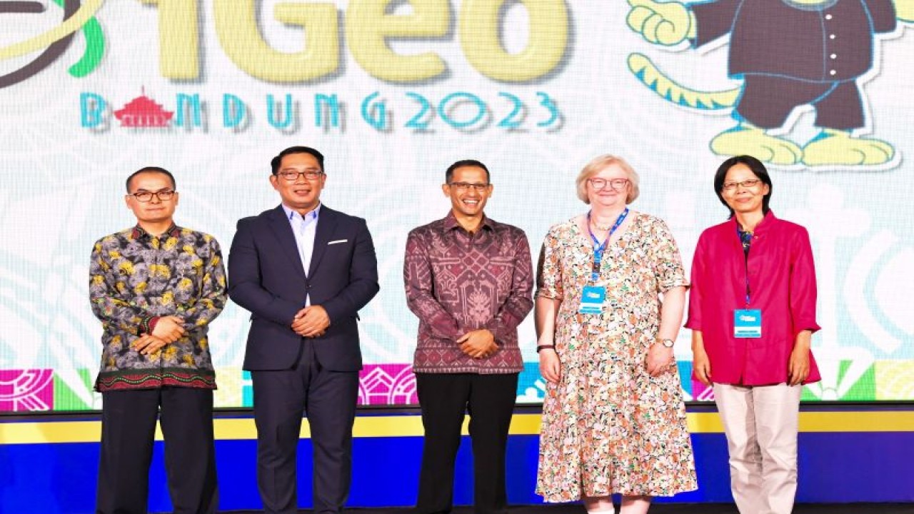 Menteri Pendidikan, Kebudayaan, Riset, dan Teknologi (Mendikbudristek) Nadiem Anwar Makarim membuka Olimpiade Geografi Internasional atau International Geography Olympiad (iGeo) ke-19 di Gedung Merdeka, Bandung, Selasa (8/8/2023). (ANTARA/HO-Kemendikbudristek)