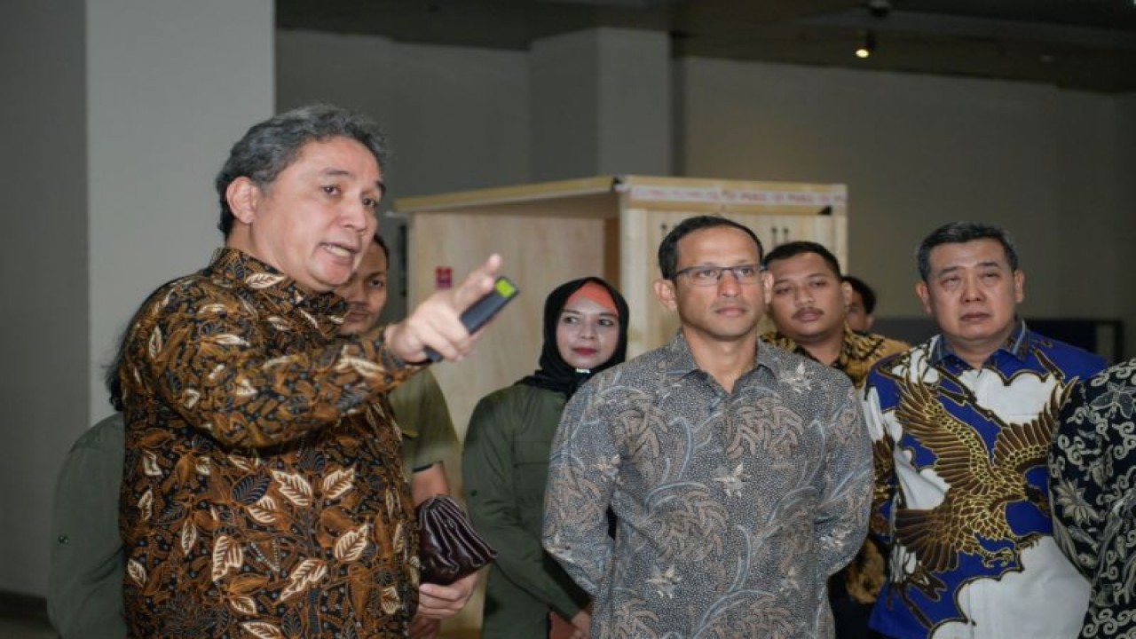 Mendikbudristek Nadiem Makarim (tengah) dan Plt. Kepala Museum dan Cagar Budaya (MCB) Ahmad Mahendra memerhatikan penjelasan Dirjen Kebudayaan Kemendikbudristek Hilmar Farid saat menyambut kedatangan empat arca Candi Singasari hasil repatriasi koleksi Indonesia di Belanda yang tiba di Museum Nasional, Jakarta, Selasa (22/8/2023). (ANTARA/HO-Kemendikbudristek)