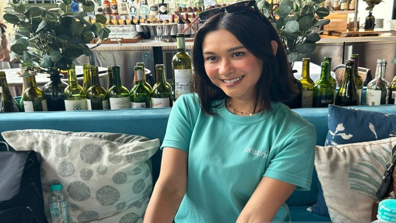 Aktris Nana Mirdad saat ditemui dalam acara peluncuran kampanye Pristine 8.6+ "Bergerak Lebih Baik" di Jakarta, Kamis (10/8/2023). (ANTARA/Vinny Shoffa Salma)