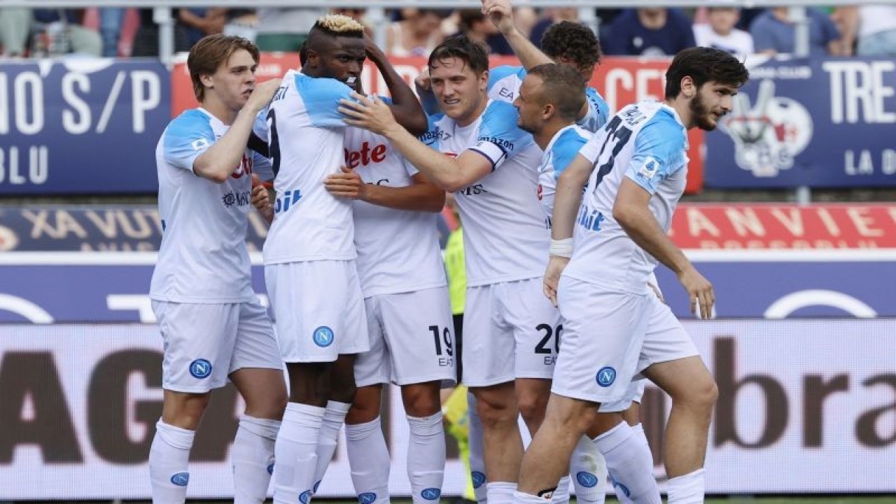 Pesepak bola Napoli Victor Osimhen melakukan selebrasi dengan rekan-rekannya setelah mencetak gol ke gawang Bologna ​​​​​​​dalam laga lanjutan Liga italia, di Stadion Renato Dall'Ara, Bologna, Italia, Minggu 928/5/2023)). Pertandingan berakhir imbang 2-2. ANTARA FOTO/Reuters-Ciro De Luca/hp.
