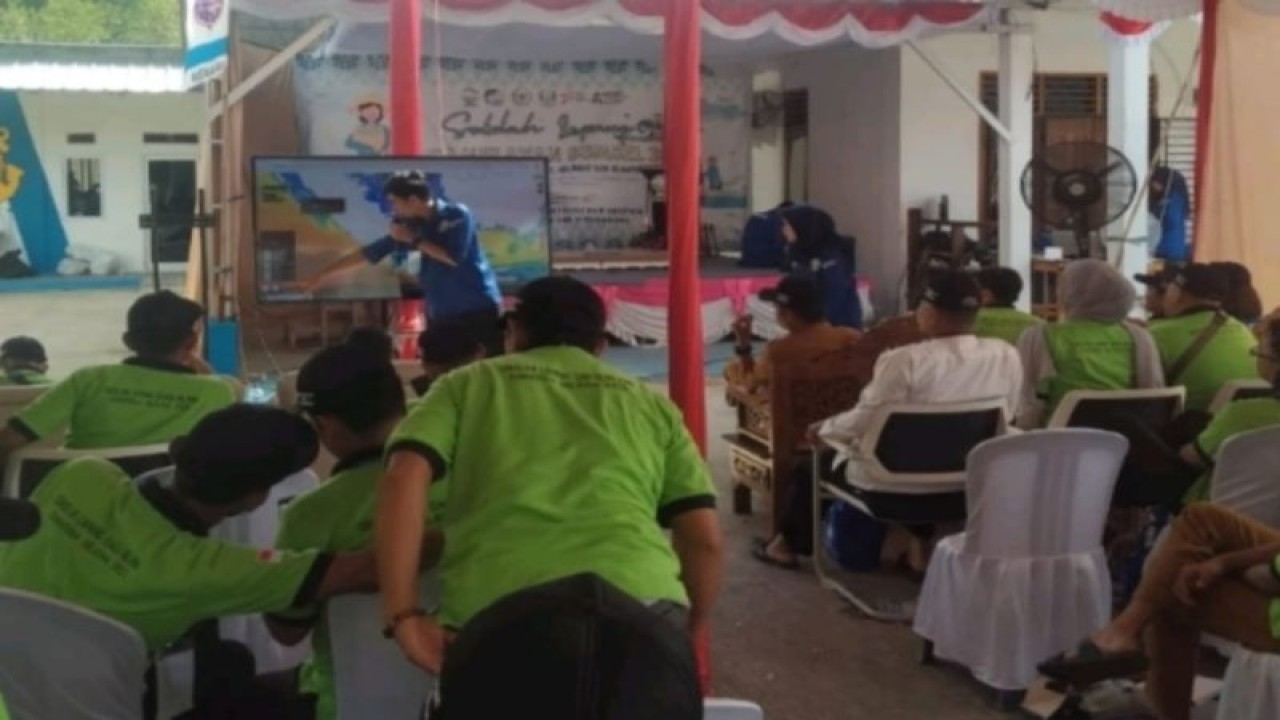 Kegiatan Sekolah Lapang Cuaca Nelayan (SLCN) Provinsi Sumatera Selatan Tahun 2023 di lapangan Kantor Kesyahbandaran dan Otoritas Pelabuhan (KSOP) Kelas II Palembang Wilayah Kerja Tanjung Api-Api, Selasa (22/8/2023). (ANTARA/HO-BMKG)