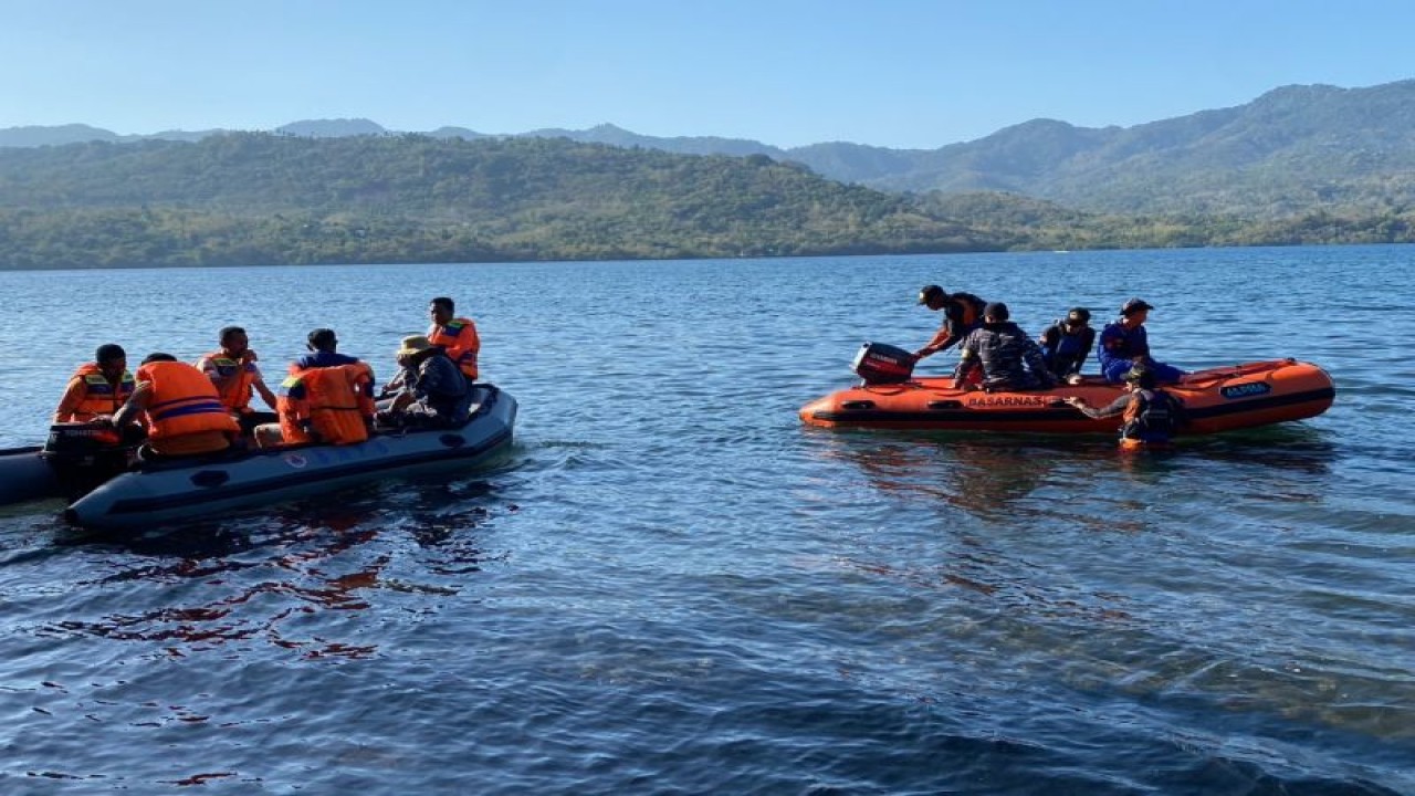Tim SAR Kantor Pencarian dan Pertolongan Maumere saat melakukan operasi pencarian korban Adrianus Ama Lein (22) di perairan Flores Timur Provinsi Nusa Tenggara Timur, Kamis (31/8/2023). ANTARA/HO-Basarnas Maumere