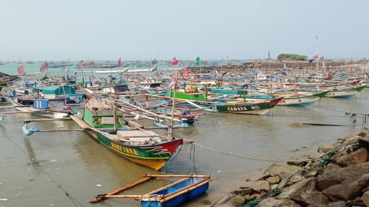 Nelayan tradisional pesisir selatan Kabupaten Lebak,Banten relatif kecil menggunakan pakaian rompi pelampung dan navigasi sehingga ketika mengalami kecelakaan laut menjadi korban meninggal dunia. ANTARA/Mansur