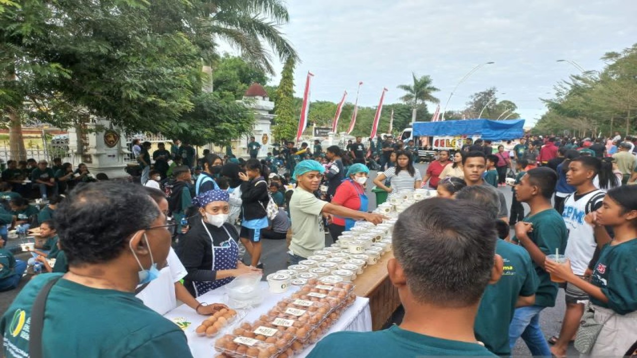 Badan Pangan Nasional/National Food Agency (NFA) membagikan 10 ribu porsi sarapan dengan menu pangan lokal di Kupang, Nusa Tenggara Timur (NTT). ANTARA/HO-NFA/Bapanas