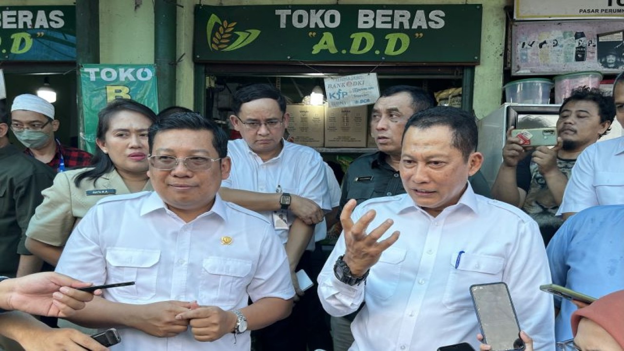 Kepala Badan Pangan Nasional/National Food Agency (NFA) Arief Prasetyo Adi (kiri) bersama Direktur Utama Perum Bulog Budi Waseso (kanan) saat memberi keterangan pers kepada media usai meninjau harga beras di Pasar Klender, Jakarta Timur, Senin. ANTARA/Kuntum Riswan.