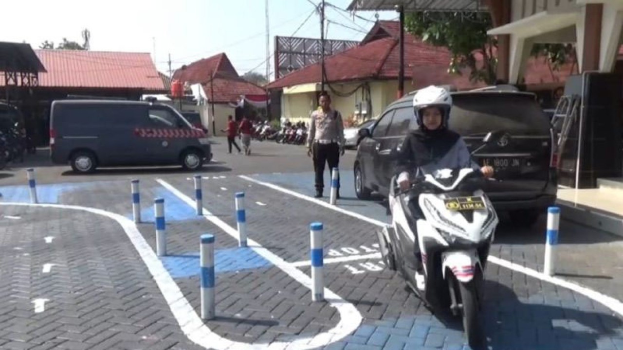 Satuan Lalu Lintas Polres Ngawi resmi berlakukan lintasan S untuk ujian praktik SIM C mulai Senin (7/8/2023). ANTARA/Louis Rika