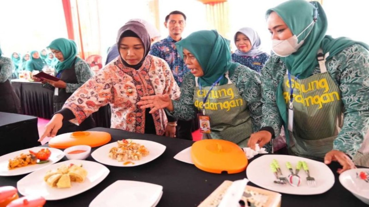 Wali Kota Mojokerto, Jatim, Ika Puspitasari (kiri) melihat lomba masak ikan tingkat Kota Mojokerto 2023 diadakan Pemerintah Kota Mojokerto di Halaman Rumah Rakyat, Kamis (31/8/2023). FOTO ANTARA/HO-Pemkot Mojokerto