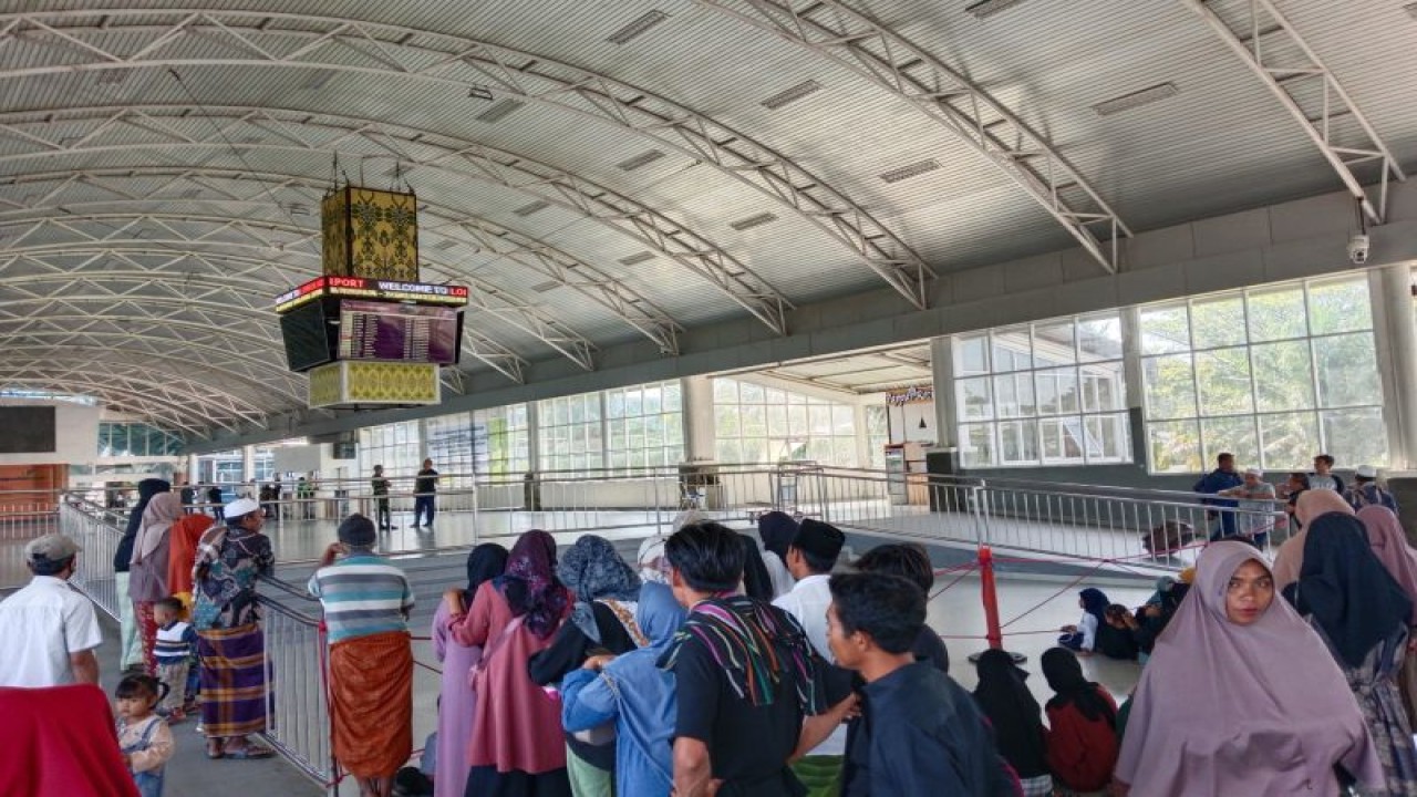 Warga saat melakukan penjemputan penumpang di Bandara Internasional Lombok, Nusa Tenggara Barat (NTB) (ANTARA/Akhyar Rosidi)