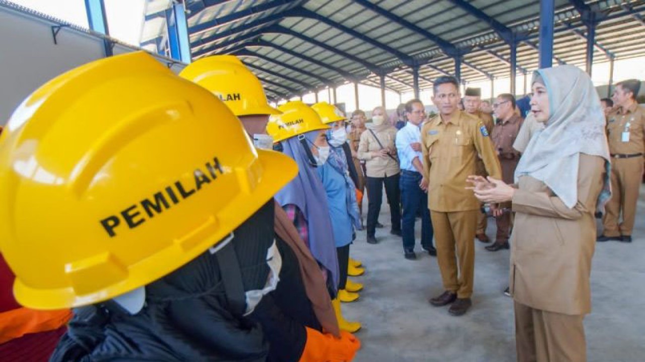 Wakil Gubernur Nusa Tenggara Barat (NTB), Siti Rohmi Djalilah saat memantau pengoperasian pabrik Tempat Pengolahan Sampah Terpadu (TPST) Refuse Derived Fuel (RDF) dan Solid Recovered Fuel (SRF) di TPA Regional Kebon Kongok, Kabupaten Lombok Barat, Senin (7/8/2023). (ANTARA/Pemprov NTB).