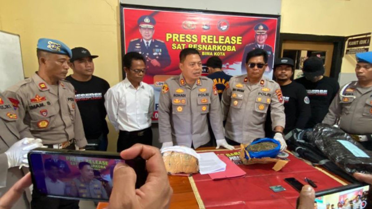 Kapolres Bima Kota AKBP Rohadi memberikan keterangan pers terkait pengungkapan kasus kepemilikan ganja dengan berat sedikitnya 1,8 kilogram di Kota Bima, NTB, Senin (14/8/2023). (ANTARA/HO-Polres Bima Kota)