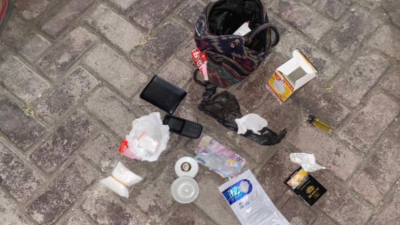 Foto arsip-Barang bukti kasus penyelundupan sabu-sabu dengan modus simpan dalam bohlam di Lombok Timur, NTB, Kamis (10/8/2023). (ANTARA/HO-Polres Lombok Timur)