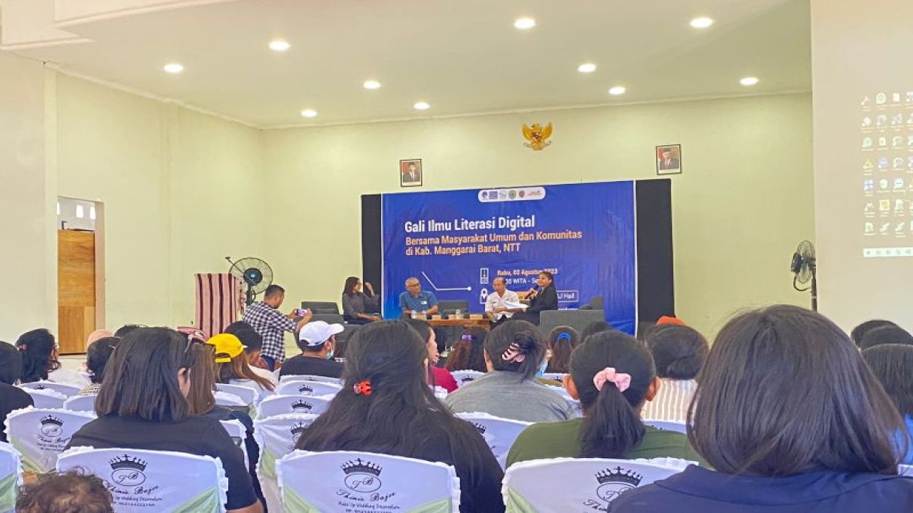 Kementerian Komunikasi dan Informatika menyelenggarakan kegiatan Gali Ilmu Literasi Digital Bersama Masyarakat Umum dan Komunitas di Labuan Bajo, Manggarai Barat, NTT, Rabu (2/8/2023). (ANTARA/Fransiska Mariana Nuka)