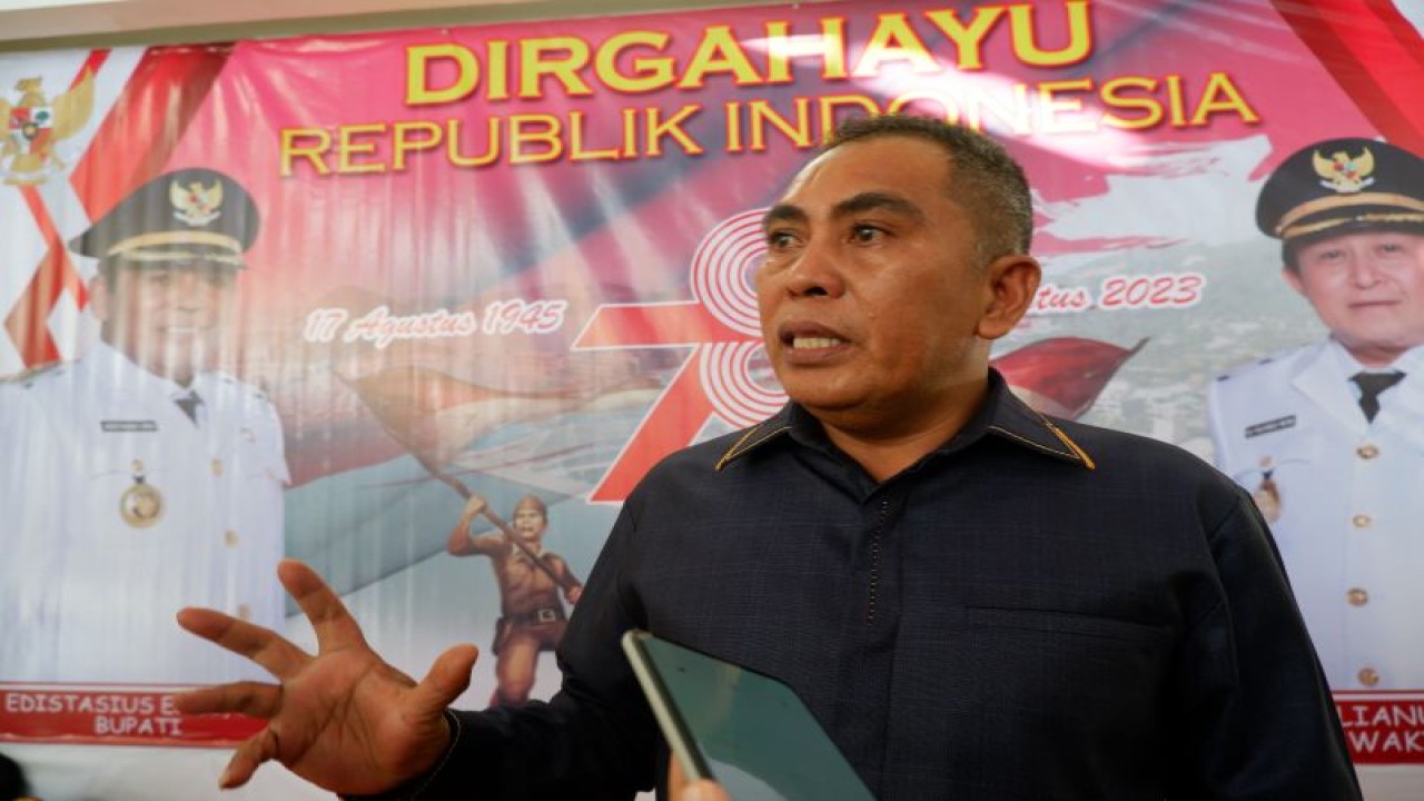 Bupati Manggarai Barat, Edistasius Endi yang ditemui di Kantor Bupati Manggarai Barat, NTT, Jumat (18/8/2023). (ANTARA/Fransiska Mariana Nuka)