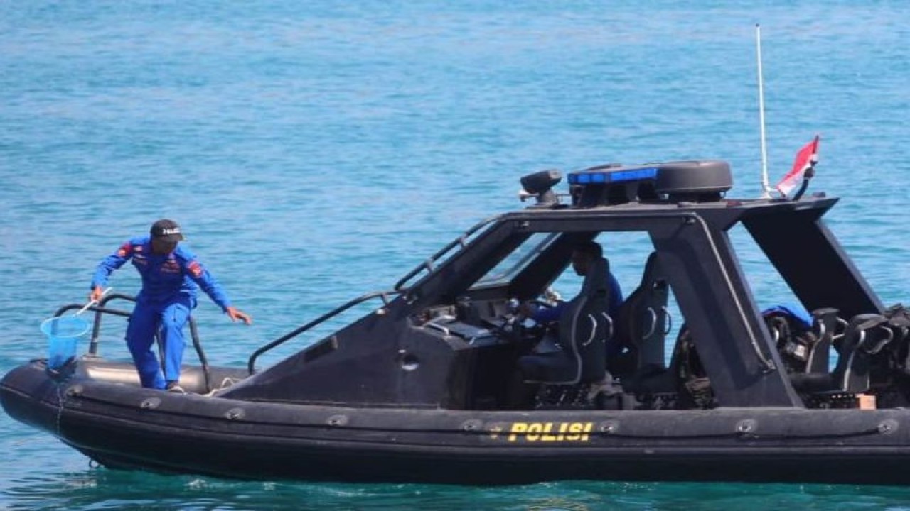Anggota Polres Manggarai Barat membersihkan sampah laut di sekitar lokasi kegiatan AMMTC, Labuan Bajo, Manggarai Barat, NTT, Senin (21/8/2023). (ANTARA/HO-Polres Manggarai Barat)